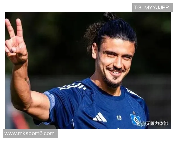 中卫外援拉莫斯身穿国安外套亮相训练场引发球迷热议